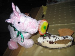Licorno eating a dessert